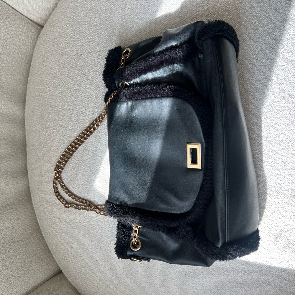 Elegant Black Leather Shoulder Bag